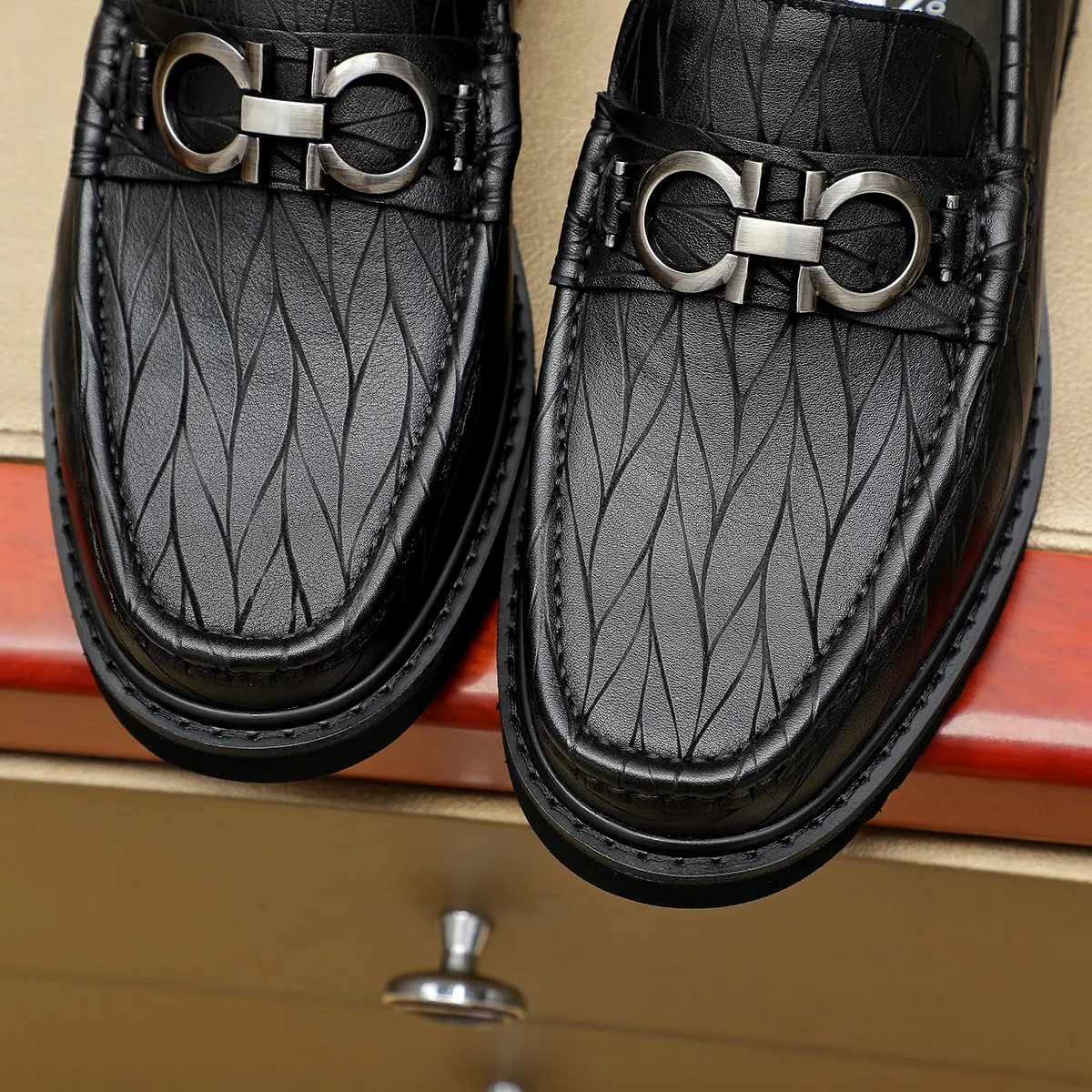 Men's shoes 💰500 Ferragamo [Ferragamo] top imported suit men's shoes 💯Original copy of the official website, product materials: selected imported embossed calfskin + luxury hardware buckle accessories ~ imported water-dyed cow 🐂 leather lining. Strong three-dimensional visual effect, original combination outsole, multiple colors available😘 Size: 38-44 (.45.46. Customized)